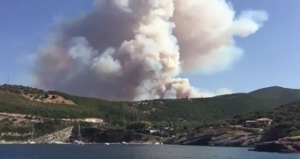 ПОЖАР НА ЗАКИНТОСУ: Ватра у близини Агиос Јоргоса и плаже Навагио(ВИДЕО/ФОТО)